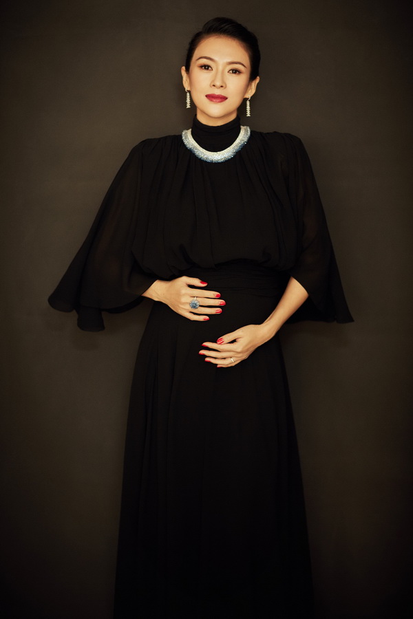 开幕仪式上,章子怡佩戴Chopard萧邦高级珠宝款款登场,14.3克拉玫瑰式切割钻石组成耀目耳环,犹如一弯星河在耳畔蜿蜒流淌,营造闪烁星光,与颈间随光晕幻变的Copacabana系列项链璀璨辉映,大气从容之余彰显华贵风韵。指间同时绽放一枚Chopard萧邦Copacabana系列戒指,举手投足间极致演绎优雅女性永恒之美。